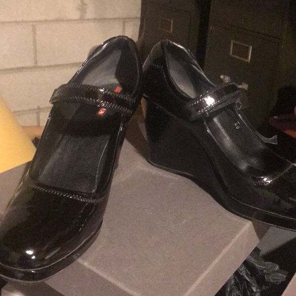 Shoes - Picture 2 of 4